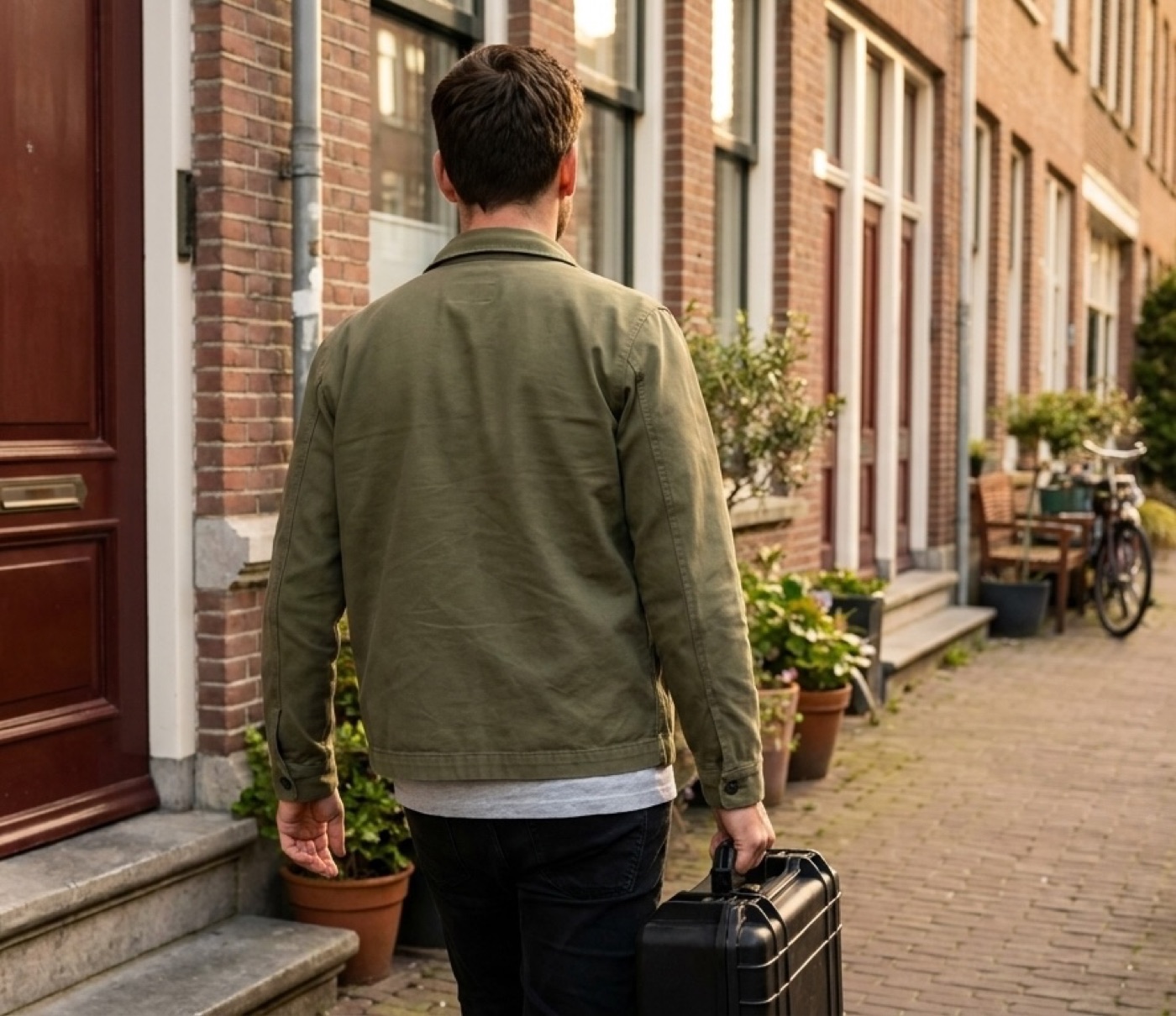 Slotenmaker op weg naar een voordeur in de buurt